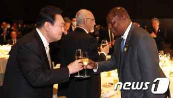 중앙아프리카공화국 대통령과 건배하는 尹대통령