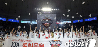 우승세레머니하는 서울SK 선수단