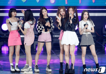 [뉴스1 ]사쿠라, 르세라핌으로 첫 1위…하트 뿅뿅