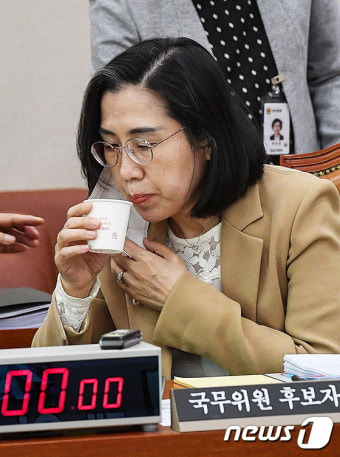 청문회 출석해 물 마시는 김현숙 여가부 장관 후보자