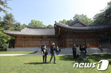 청아대 상춘재 관람하는 시민들
