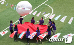 만국기 아래 아이들의 웃음소리