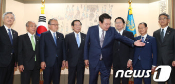 日 의원단 접견하는 윤 대통령