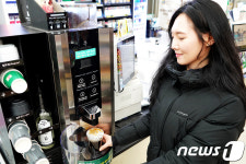 세븐일레븐, 세븐카페 아이스 커피 가격 인상…원두값 폭등에 백기