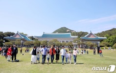 靑방문객 24배 급증에…청와대로·인왕산로 차 없는 거리로