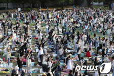 주말을 야외 공연과 함께