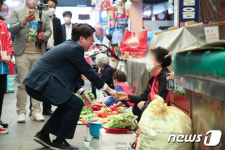 이준석 대표, 양산 남부시장 상인들과 인사