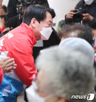 어르신들과 인사하는 안철수 후보