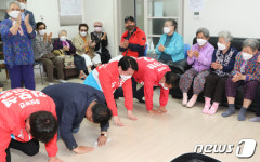 큰절하는 안철수 후보