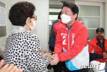 어르신들과 인사하는 안철수 후보
