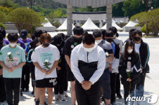 오월 영령 잊지 않겠습니다…중학생 272명 7㎞ 걸어 5·18묘지 참배