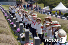 민주묘역 방문한 광주 유치원생들
