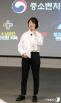 운동화 신고 임기 시작하는  이영 신임 중소벤처기업부 장관