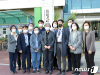 직원들과 기념촬영 하는 정은경 질병관리청