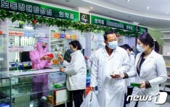 코로나19 확산에 붐비는 북한 약국… 군 투입해 공급 지원