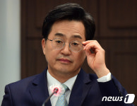 안경 고쳐쓰는 김동연 경기도지사 후보