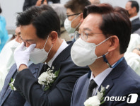 눈가 매만지는 오세훈 후보