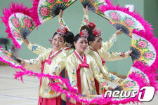 마스크 벗고 되찾은 어르신 미소