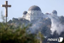 그리피스 천문대 인근 화재 진화하는 美 소방 헬기