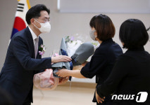 직원들에게 꽃다발 받는 이정수 지검장