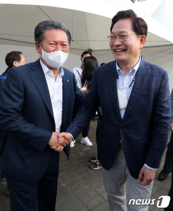 정청래 의원과 인사 나누는 송영길 후보