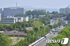 용산 대통령실 인근에 배치된 경찰 버스들