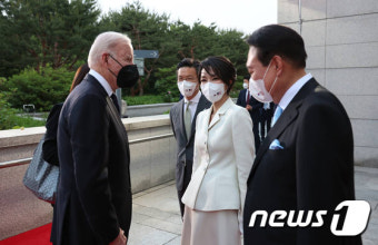 바이든 美 대통령과 인사하는 김건희 여사