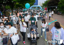 휠체어 사용 아동들과 함께