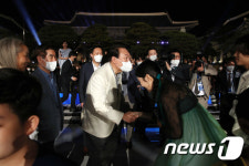 열린음악회 출연진들과 인사하는 윤 대통령