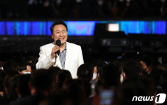 [뉴스1 PICK]尹대통령 내외, 靑 열린음악회 관람 객석에서 깜짝 등장…“여러분과 멋진 밤”