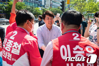 부산 기장 지방선거 후보자들과 인사 나누는 이준석