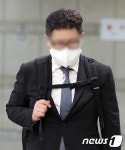 휴정 중 법원 밖으로 이동하는 정영학 회계사