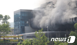 화재 진압 중인 이천 마장면 물류창고