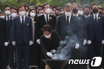 김정숙 여사, 故 노무현 전 대통령 묘역에 분향