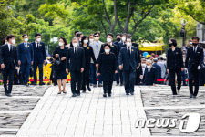 노무현 전 대통령 묘역 향하는 문 전 대통령 내외와 권양숙 여사
