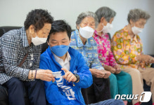 경로당 찾아 어르신과 대화하는 김병관 후보