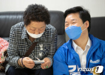 어른신과 대화하는 김병관