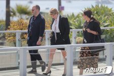 행사장을 나서는 레나 세이두