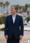 칸 해변을 걷고 있는 ‘깐느 박’