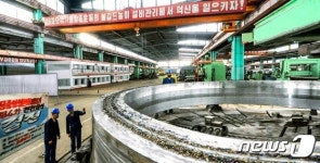 생산 다그치는 北 기계공업 공장… 금속공업 주체화 실현