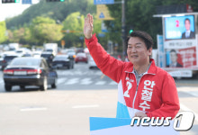 출근길 시민들에게 인사하는 안철수 후보