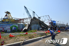 도로 덮친 항타기