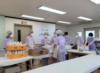 HUG 임직원들, 부산 저소득층 어르신에 보양식 나눔 봉사활동