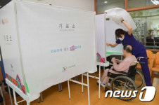 제8회 전국동시지방선거 거소투표 중인 어르신들