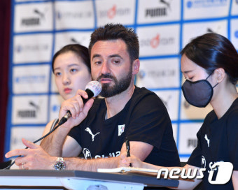 답변하는 세자르 감독