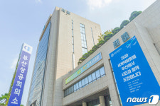 부산상의, 지역 경제 활력회복 정책과제집 시장 후보들에게 전달