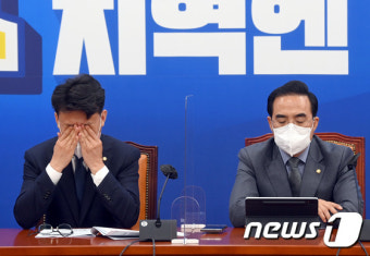 '굳은 표정으로'