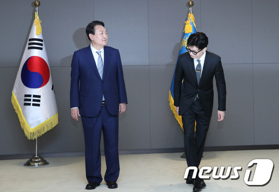 윤석열 대통령, 한동훈 대표와 러브샷으로 당정 화합 다지며 삼겹살 만찬 가져