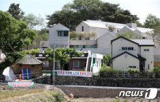 농성으로 인한 스트레스를 받는 평산마을 주민들