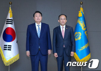 윤 대통령, 추경호 부총리와 함께